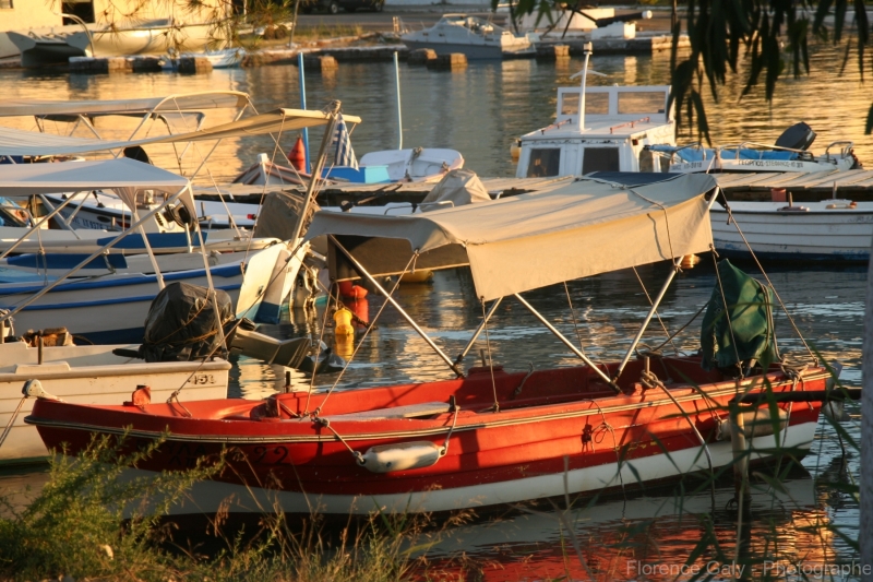 bateau-rouge-en-grece